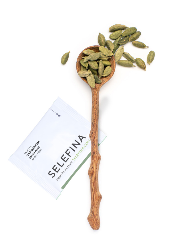 A Selefina Try-Me packet of whole green cardamom pods beside a spoonful of it