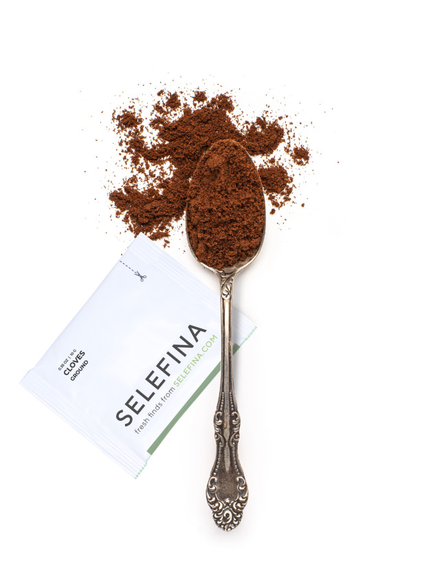 A Selefina Try-Me packet of ground cloves beside a spoonful of it