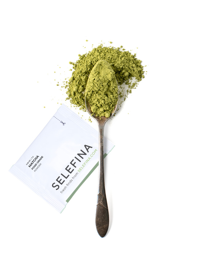 A Selefina Try-Me packet of matcha beside a spoonful of it