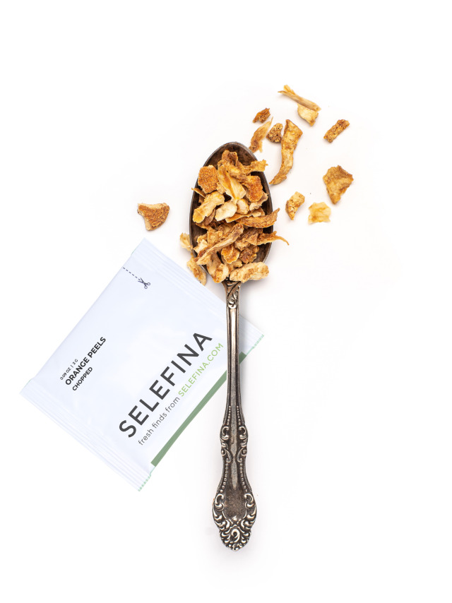 A Selefina Try-Me packet of orange peel beside a spoonful of it