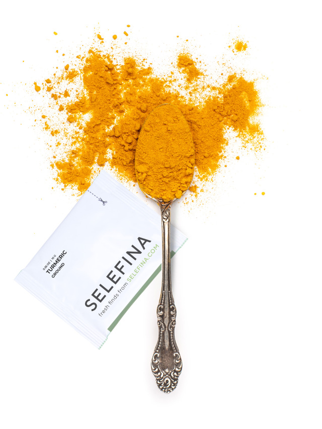 A Selefina Try-Me packet of ground turmeric beside a spoonful of it